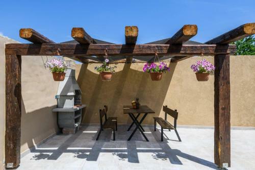Holiday House Boky