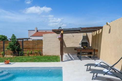 Holiday House Boky