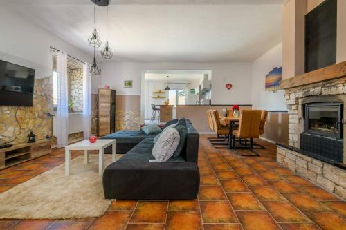 Holiday House Boky