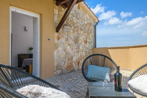 Holiday House Boky