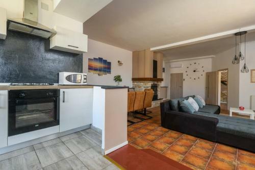 Holiday House Boky