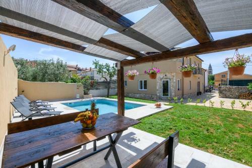 Holiday House Boky