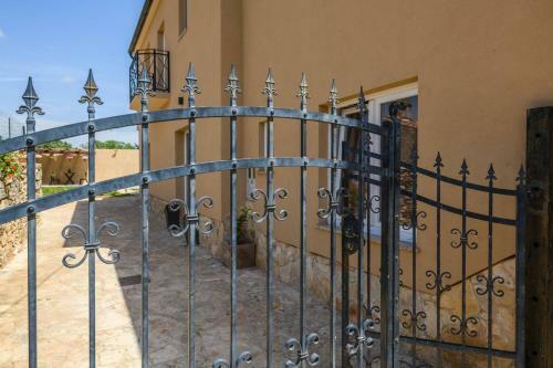Holiday House Boky