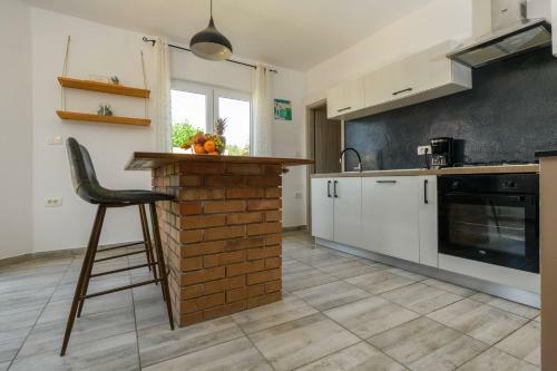 Holiday House Boky