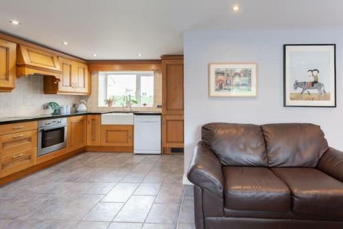 Charming Contemporary Lakeview Cottage. 4 B/room
