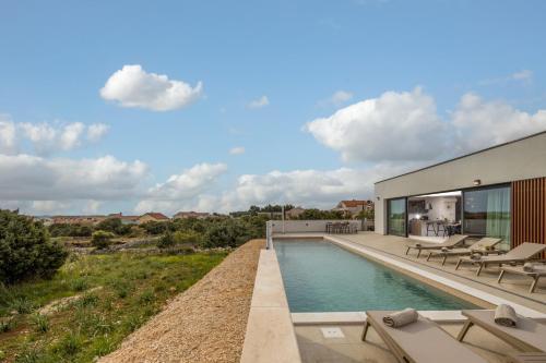 Villa Coralis With Heated Pool