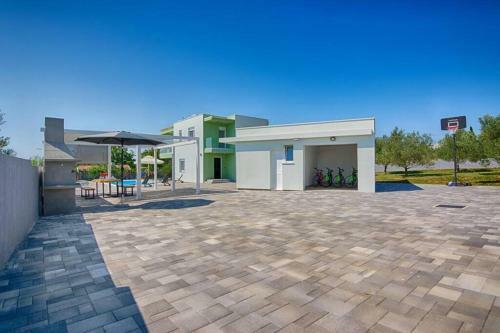 Villa Nin Holiday Home With Pool