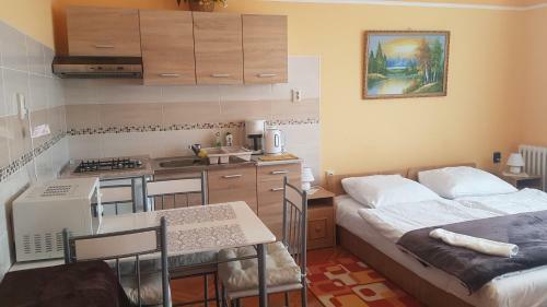 Ilona Vend�gh�z