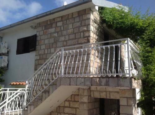 Seaview Apartments