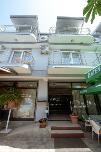 Bed & Breakfast Hotel Holiday-m
