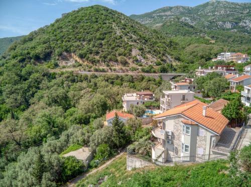 Hill House Petrovac - 3 Bedrooms With Sea View