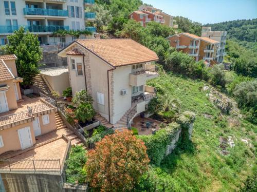 Hill House Petrovac - 3 Bedrooms With Sea View