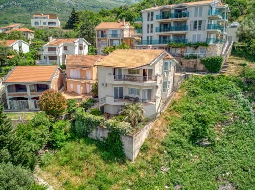 Hill House Petrovac - 3 Bedrooms With Sea View