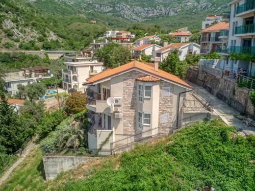 Hill House Petrovac - 3 Bedrooms With Sea View