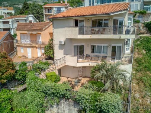 Hill House Petrovac - 3 Bedrooms With Sea View