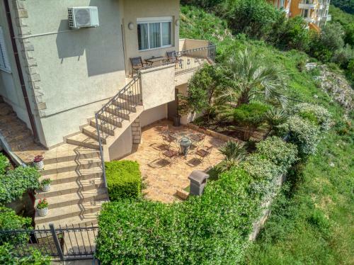Hill House Petrovac - 3 Bedrooms With Sea View