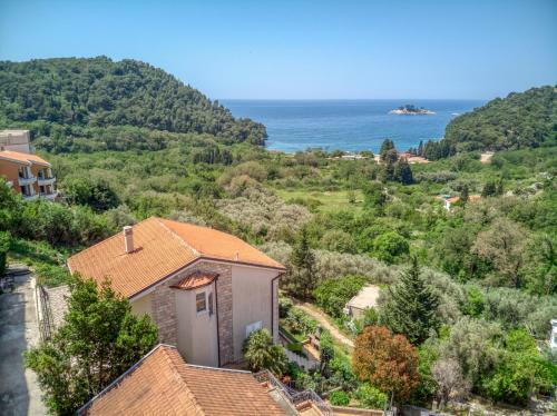 Hill House Petrovac - 3 Bedrooms With Sea View