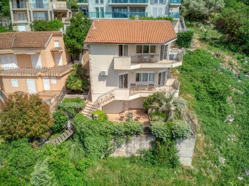 Hill House Petrovac - 3 Bedrooms With Sea View