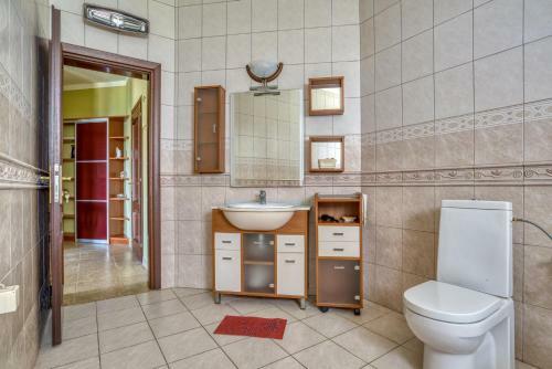 Hill House Petrovac - 3 Bedrooms With Sea View