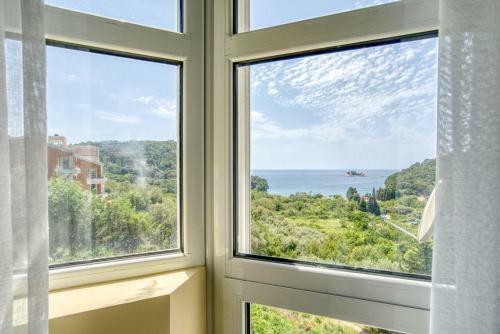 Hill House Petrovac - 3 Bedrooms With Sea View