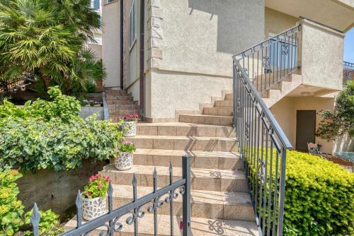Hill House Petrovac - 3 Bedrooms With Sea View