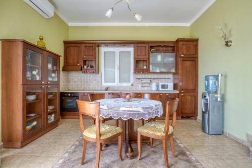 Hill House Petrovac - 3 Bedrooms With Sea View
