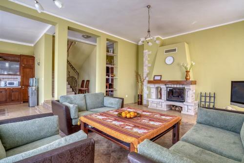 Hill House Petrovac - 3 Bedrooms With Sea View
