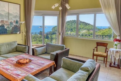 Hill House Petrovac - 3 Bedrooms With Sea View