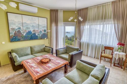 Hill House Petrovac - 3 Bedrooms With Sea View