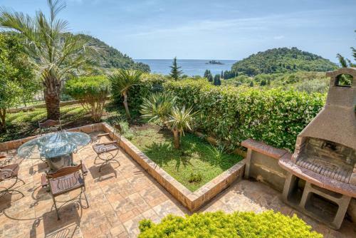 Hill House Petrovac - 3 Bedrooms With Sea View