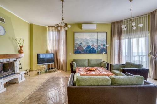 Hill House Petrovac - 3 Bedrooms With Sea View