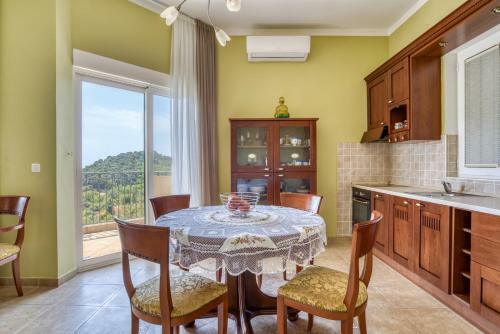 Hill House Petrovac - 3 Bedrooms With Sea View