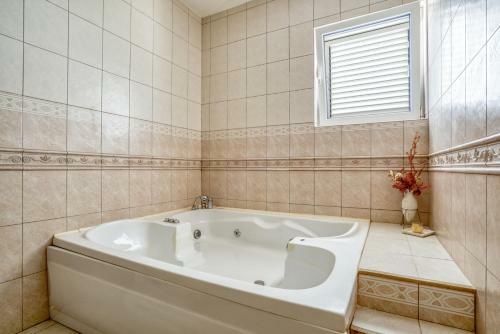 Hill House Petrovac - 3 Bedrooms With Sea View