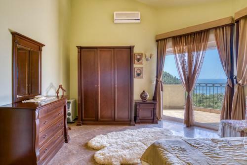 Hill House Petrovac - 3 Bedrooms With Sea View