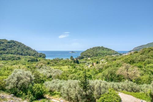 Hill House Petrovac - 3 Bedrooms With Sea View