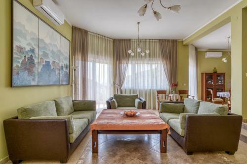 Hill House Petrovac - 3 Bedrooms With Sea View