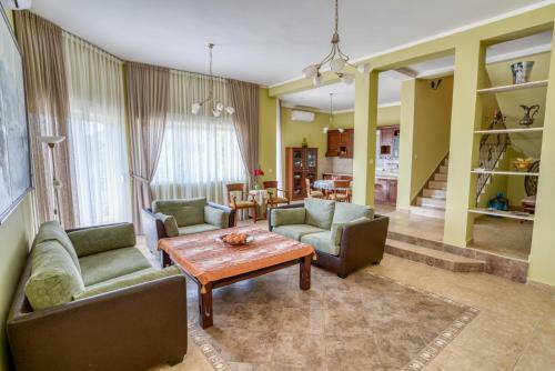 Hill House Petrovac - 3 Bedrooms With Sea View