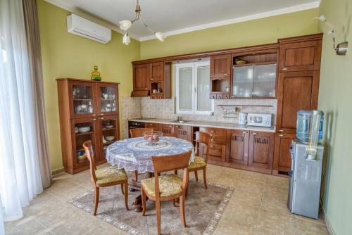 Hill House Petrovac - 3 Bedrooms With Sea View