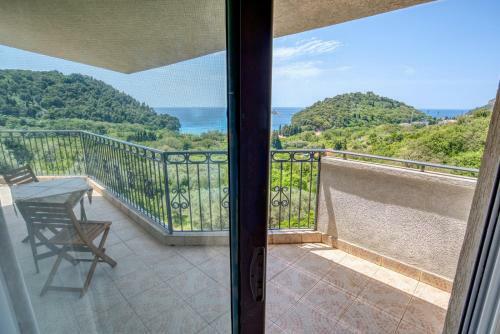 Hill House Petrovac - 3 Bedrooms With Sea View
