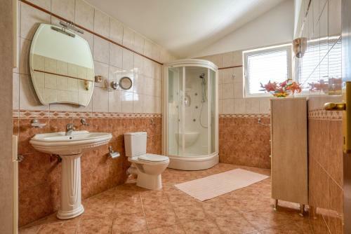 Hill House Petrovac - 3 Bedrooms With Sea View