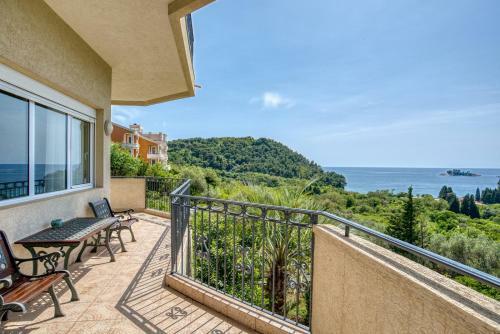 Hill House Petrovac - 3 Bedrooms With Sea View