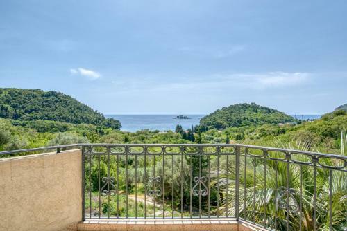 Hill House Petrovac - 3 Bedrooms With Sea View