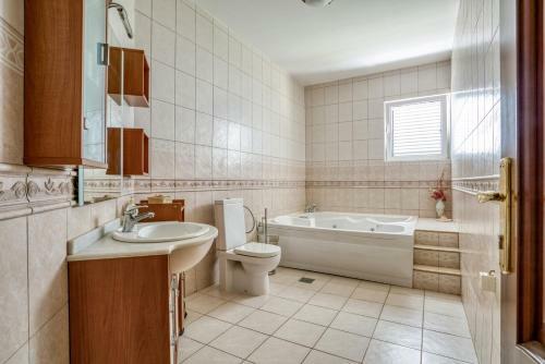 Hill House Petrovac - 3 Bedrooms With Sea View