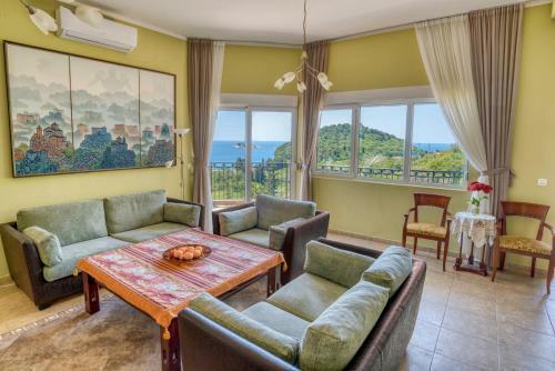 Hill House Petrovac - 3 Bedrooms With Sea View