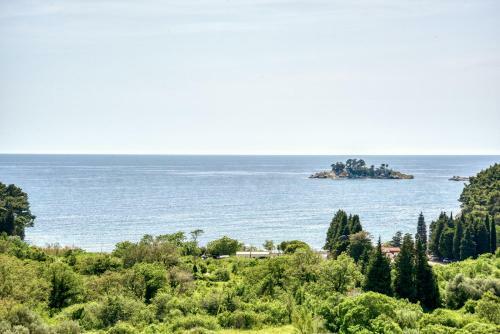 Hill House Petrovac - 3 Bedrooms With Sea View