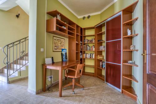 Hill House Petrovac - 3 Bedrooms With Sea View