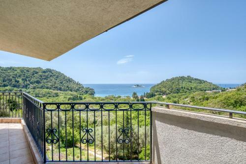 Hill House Petrovac - 3 Bedrooms With Sea View