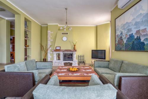 Hill House Petrovac - 3 Bedrooms With Sea View