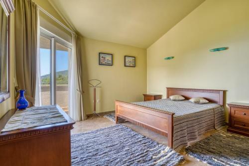 Hill House Petrovac - 3 Bedrooms With Sea View