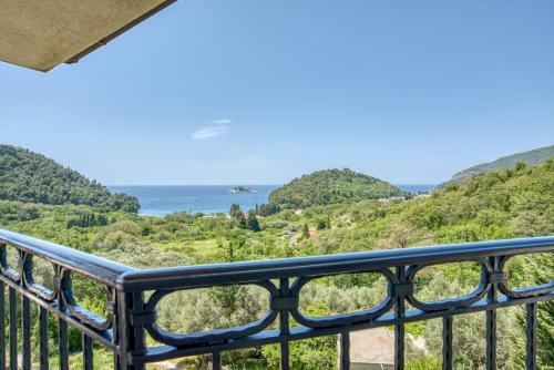 Hill House Petrovac - 3 Bedrooms With Sea View